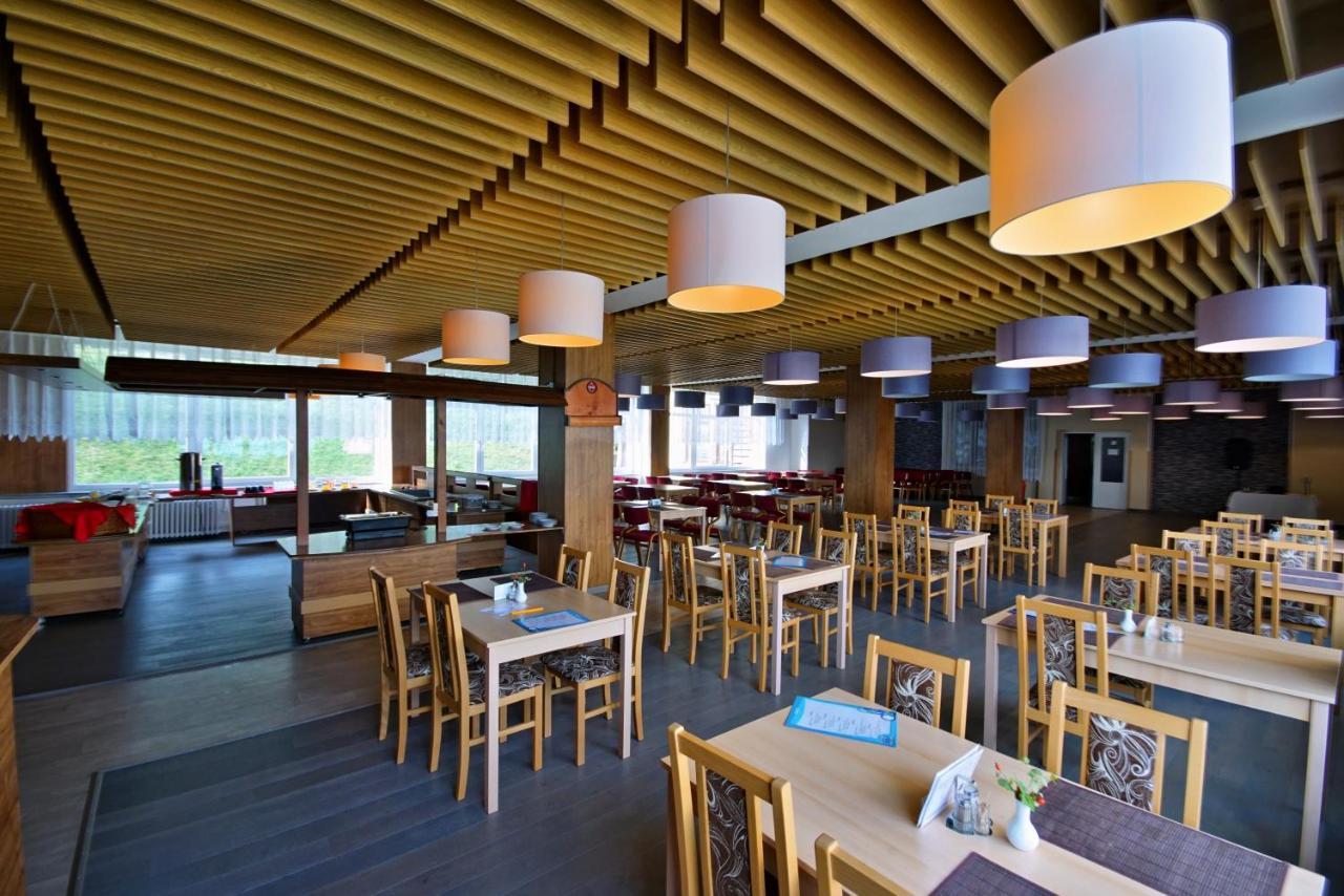 Horsky Hotel Jelenovska S Bazenem V Cene Valasske Klobouky Ngoại thất bức ảnh