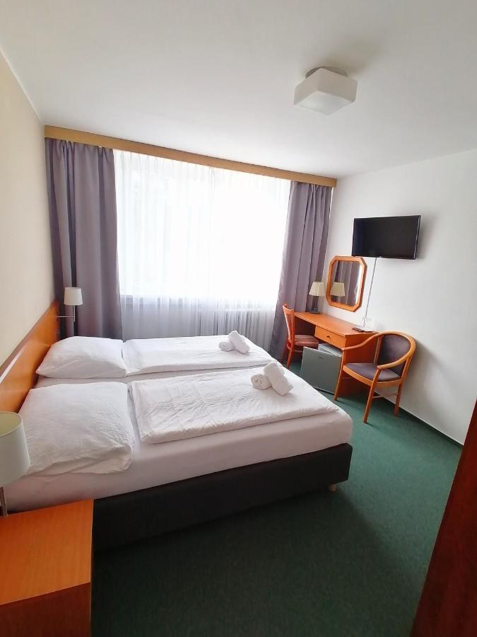 Horsky Hotel Jelenovska S Bazenem V Cene Valasske Klobouky Ngoại thất bức ảnh