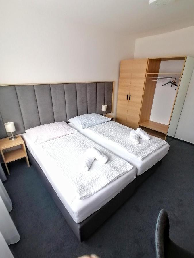 Horsky Hotel Jelenovska S Bazenem V Cene Valasske Klobouky Ngoại thất bức ảnh