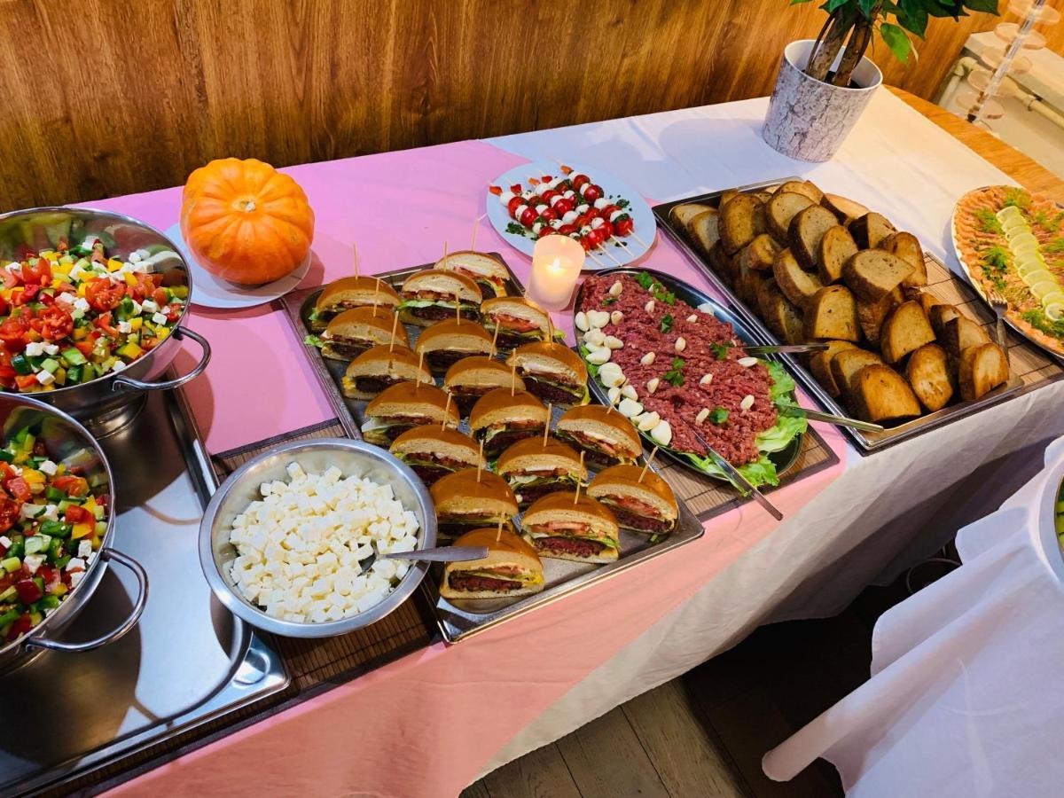 Horsky Hotel Jelenovska S Bazenem V Cene Valasske Klobouky Ngoại thất bức ảnh