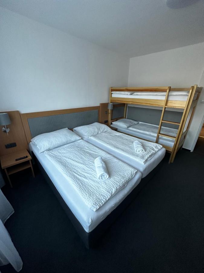 Horsky Hotel Jelenovska S Bazenem V Cene Valasske Klobouky Ngoại thất bức ảnh
