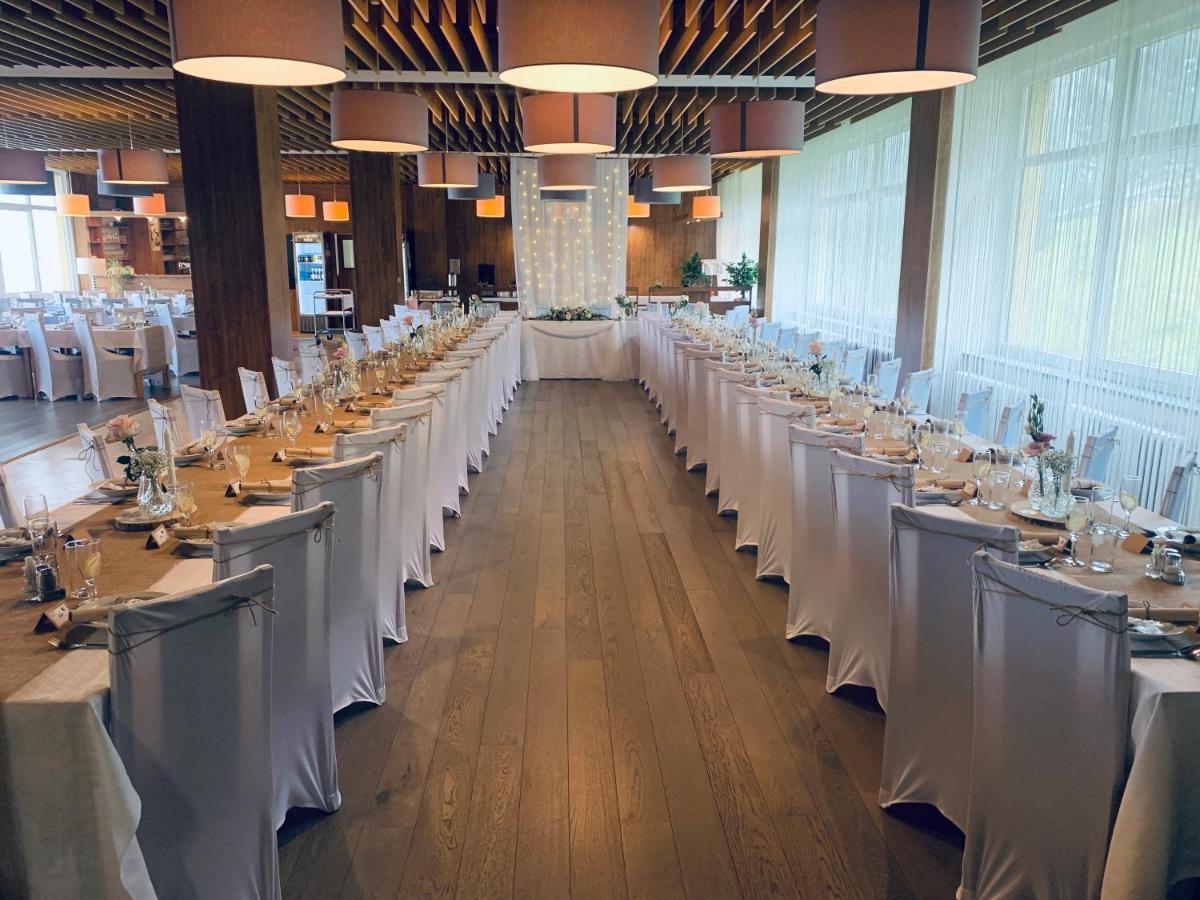 Horsky Hotel Jelenovska S Bazenem V Cene Valasske Klobouky Ngoại thất bức ảnh
