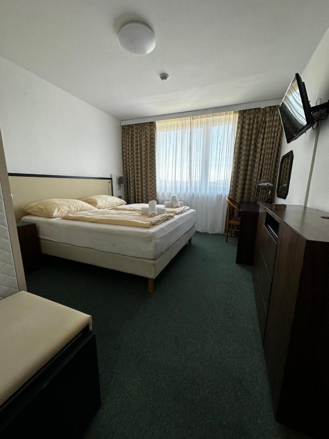 Horsky Hotel Jelenovska S Bazenem V Cene Valasske Klobouky Ngoại thất bức ảnh