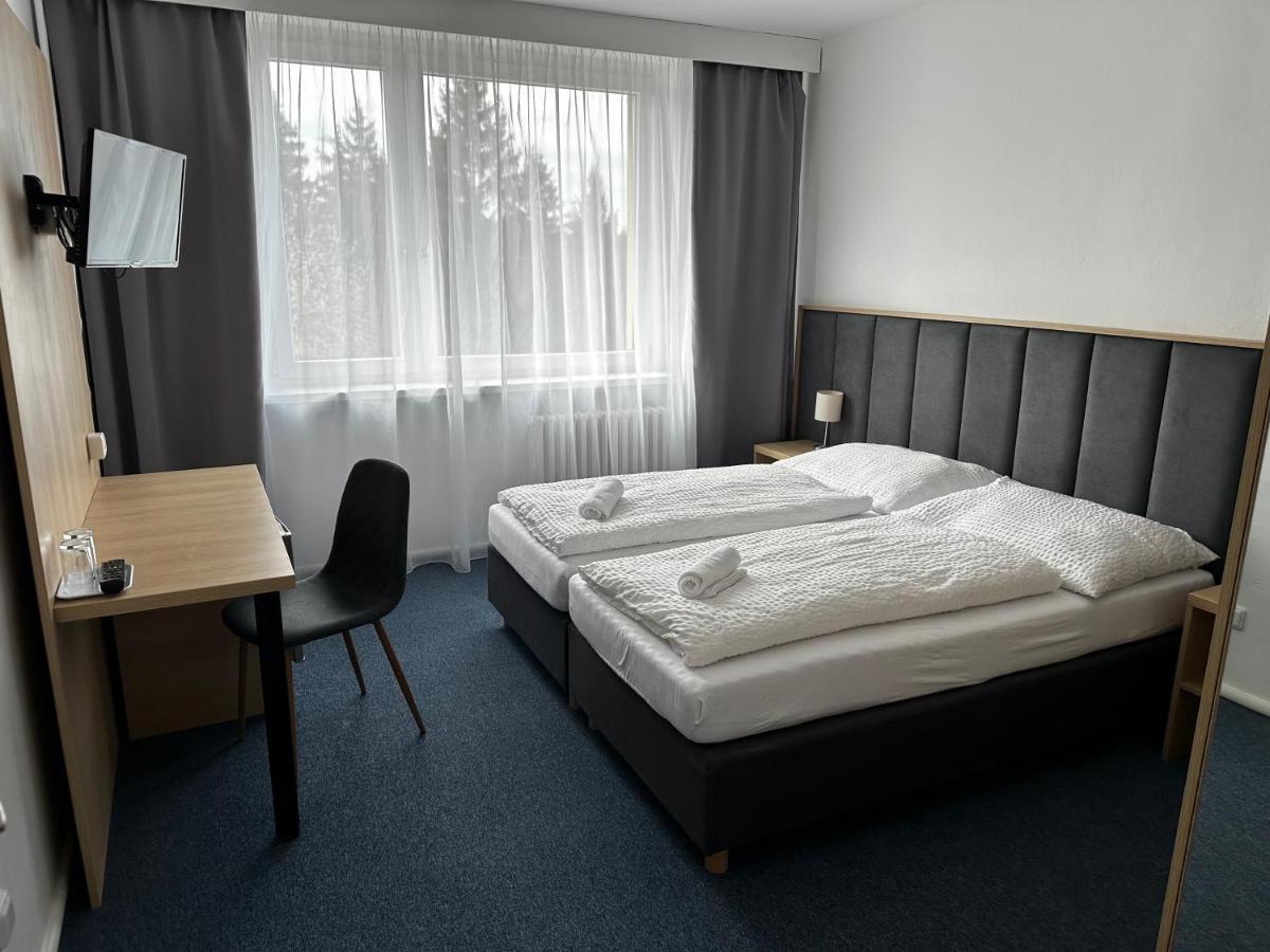 Horsky Hotel Jelenovska S Bazenem V Cene Valasske Klobouky Ngoại thất bức ảnh