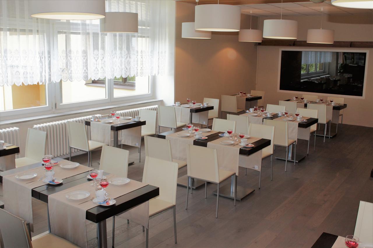 Horsky Hotel Jelenovska S Bazenem V Cene Valasske Klobouky Ngoại thất bức ảnh