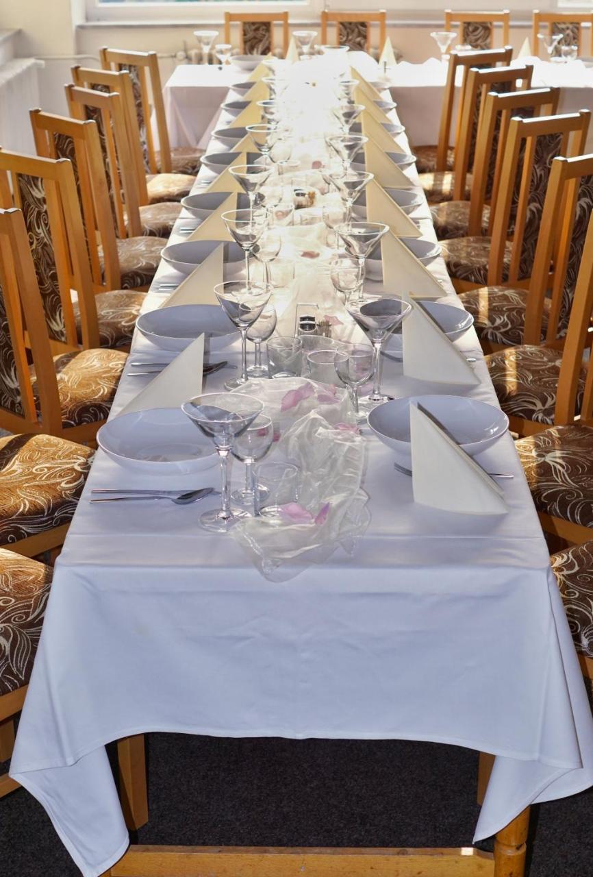 Horsky Hotel Jelenovska S Bazenem V Cene Valasske Klobouky Ngoại thất bức ảnh