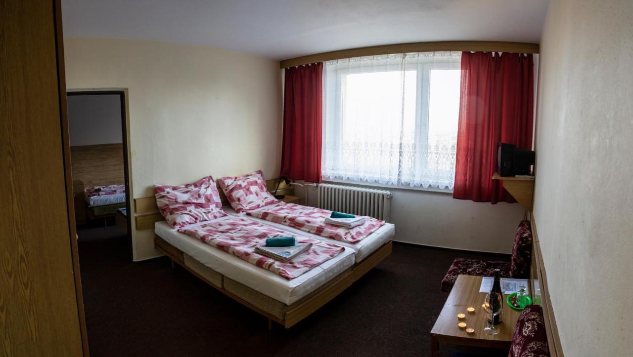 Horsky Hotel Jelenovska S Bazenem V Cene Valasske Klobouky Ngoại thất bức ảnh