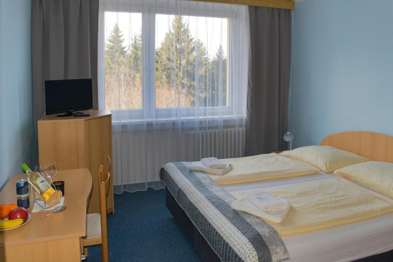 Horsky Hotel Jelenovska S Bazenem V Cene Valasske Klobouky Ngoại thất bức ảnh