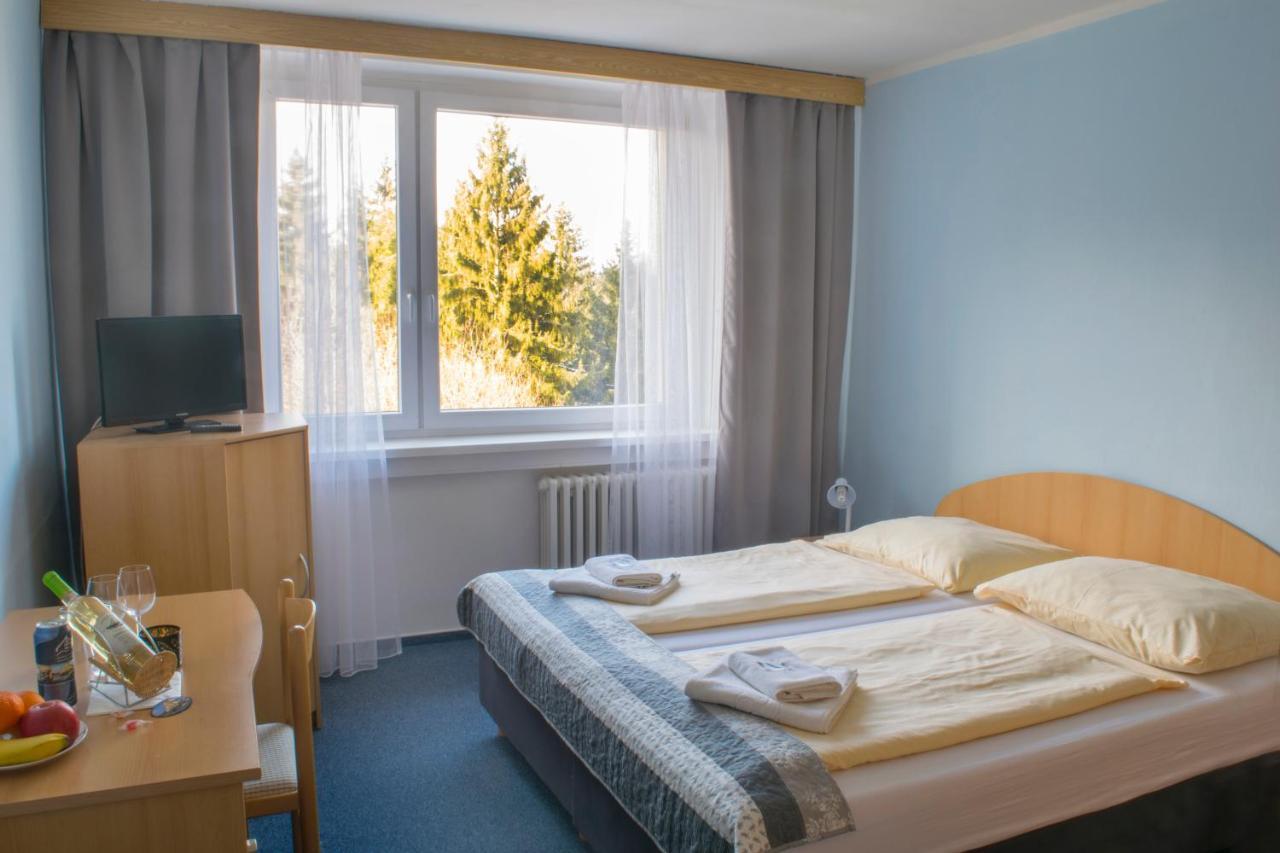 Horsky Hotel Jelenovska S Bazenem V Cene Valasske Klobouky Ngoại thất bức ảnh